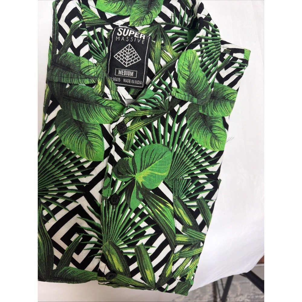 Super Massive Men's Med Button Down Short Sleeve Jungle Leaf Print Shirt Green